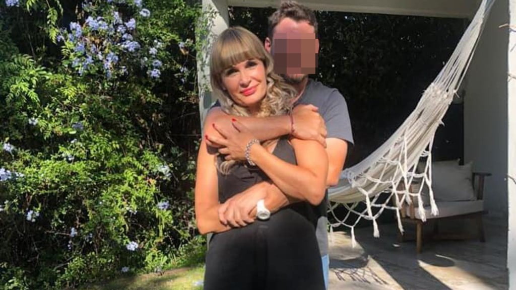 El álbum de fotos de Daniela Carbone, la azafata acusada de amenazar un vuelo a Miami con el teléfono de su hija