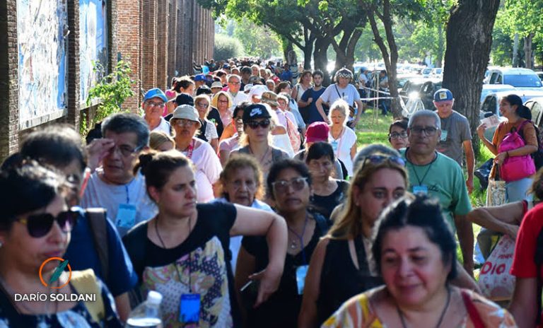 El retorno de Leda: a pesar del sofocante calor, miles de fieles expectantes rodean el Metropolitano