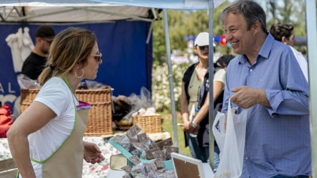 El intendente de Almirante Brown, Mariano Cascallares, visitó las ferias del Circuito de Ahorro del distrito.
