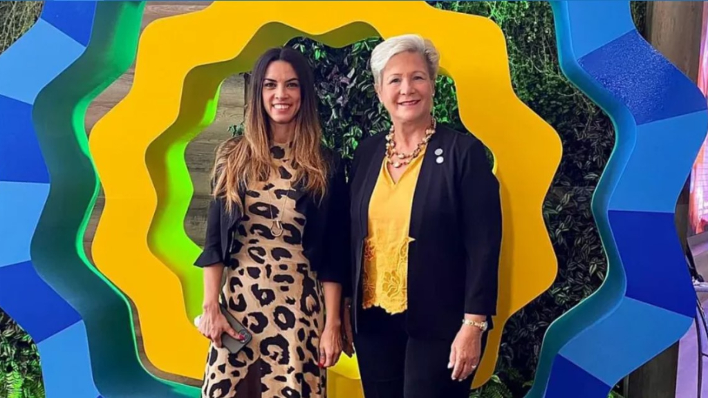 Silvia junto a Yanina Martínez, subsecretaria de Turismo, quien les otorgó la Marca País.