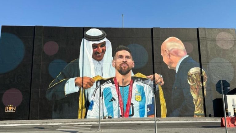 Martín Ron lo hizo de nuevo, ahora en Qatar: pintó un fabuloso mural de Lionel Messi en un barrio icónico para los argentinos