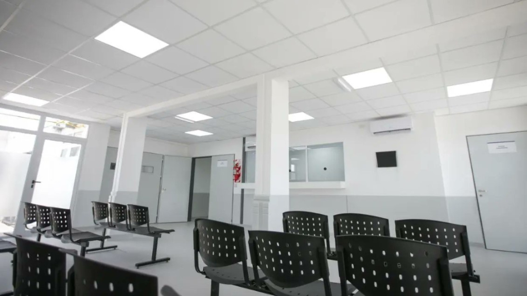 La sala de espera de la nueva Guardia del Hospital Oller de San Francisco Solano, en el oeste de Quilmes.