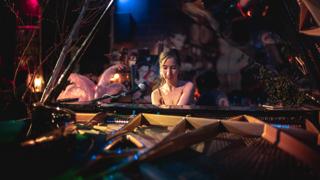 Julieta Iglesias, pianista, Vicente López, Serú Girán