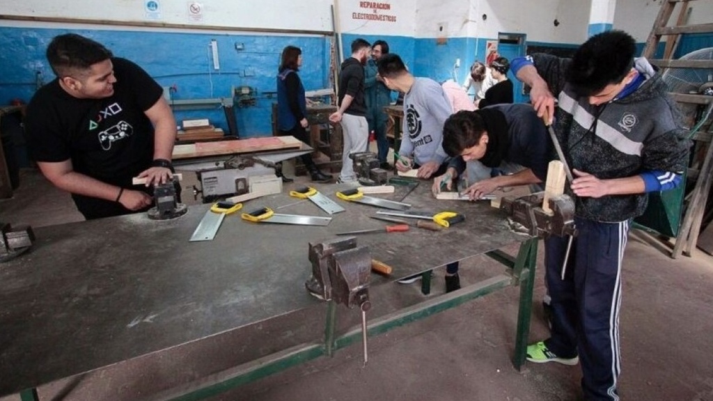 Almirante Brown, trabajo, cursos