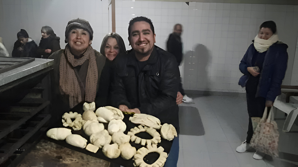 En su proyecto solidario "Todo Vuelve", Cristian Martínez se dedica a la capacitación de personas en estado de vulnerabilidad para insertarlas en el mundo laboral.