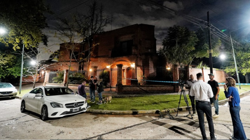 Anoche, en la casona de Obispo Terrero y San José, trabajaba personal de la Fiscalía para determinar los motivos de la muerte de Jorge Enrique De Marco.