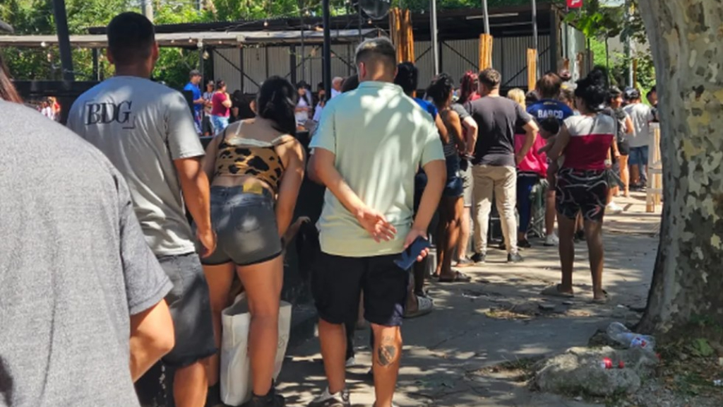 La larga cola en el centro de Monte Grande para el escaneo de ojos llegó hasta las vías del Ferrocarril Roca.