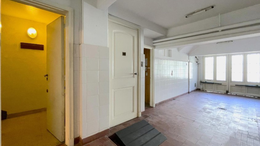 El garage donde fueron asesinados los padres de Martín Rios fue limpiado para poner la casa en alquiler.