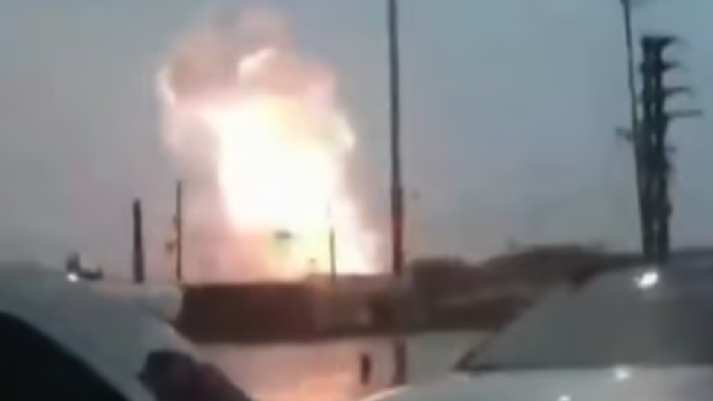 El momento del estallido, captado por una persona que estaba en un auto en Laferrere.