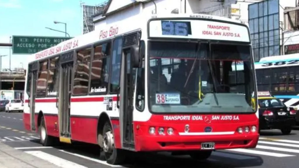 La línea 96 de colectivos sacó un servicio clave de su recorrido durante los fines de semana.