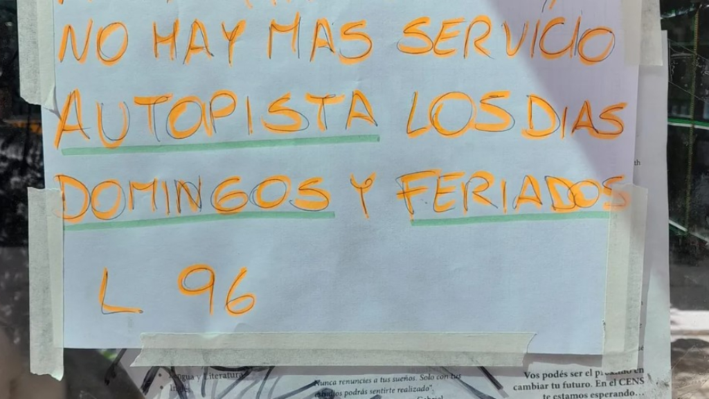 En algunas paradas de la lína 96 se anunció el final del servicio de una manera un tanto rudimentaria.
