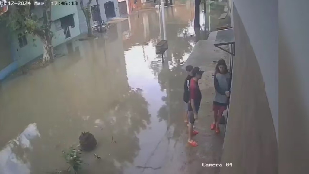 El menor electrocutado estaba con su mamá y otro chico. La imagen es segundos antes de quedar electrocutado, en Valentín Alsina..