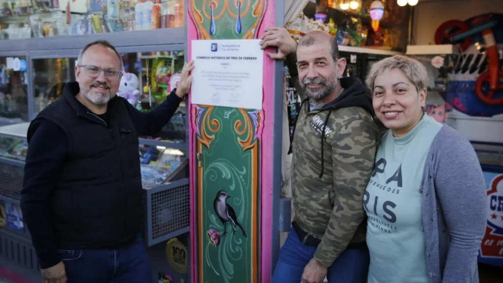 El intendente de Tres de Febrero, Diego Valenzuela, cuando en octubre de 2023 reconoció al kiosco Cherita junto a sus dueños, Ariel y Daniela Luna.