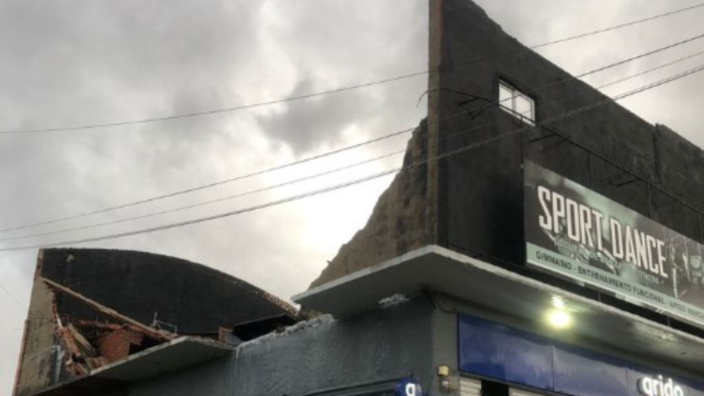 El detalle del techo volado del gimnasio Sport Dance de Claypole, en Cabral y Monteverde, donde el temporal pegó muy fuerte.