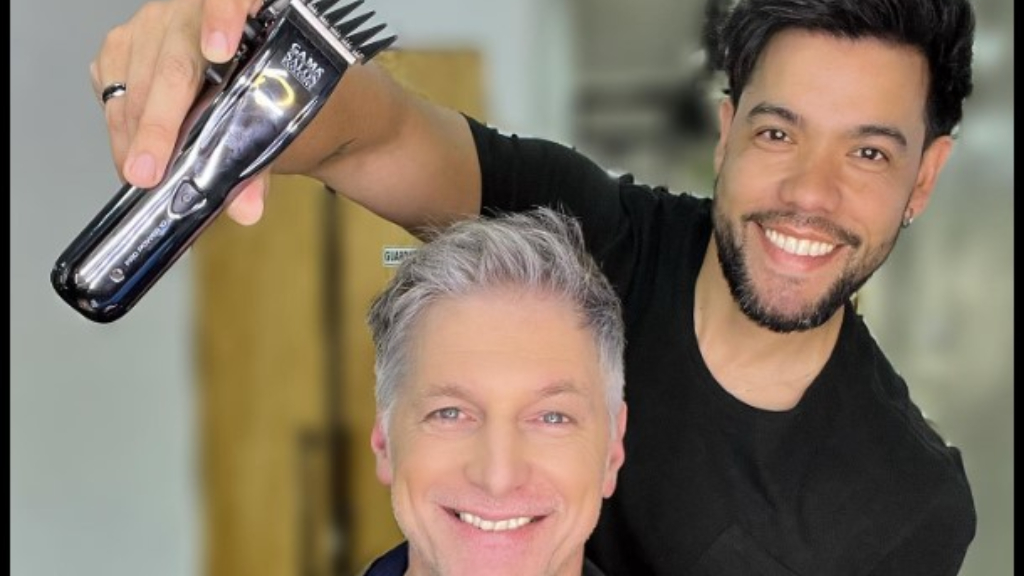 Facundo Verdini con Horacio Cabak, uno de los clientes famosos de su peluqiería.