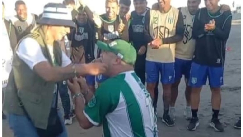 Damian Morazzo, de rodillas, le pide la mano a Daiana. Los fanáticos del club San Miguel, y gracias a esa pasión sus vidas se fundieron.