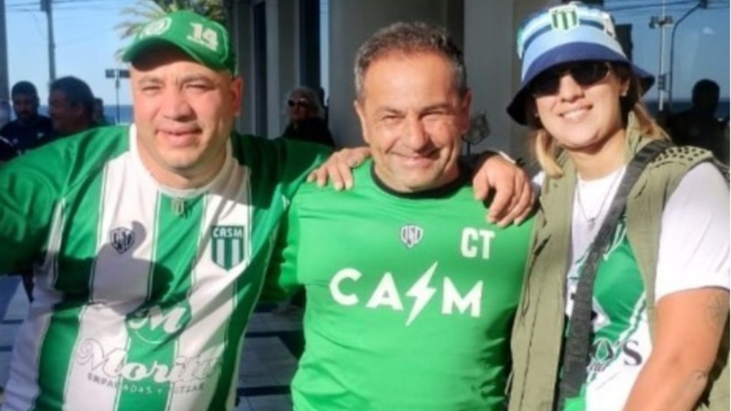 Damián y Daiana rodeando al DT del Trueno Verde de San Miguel, el entrañable Gustavo 'Sapito' Coleoni.