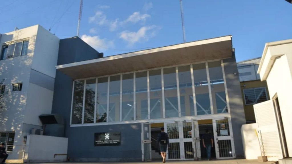 La sede de la UTN en Villa Domínico ofrece un novedoso curso de electricidad con muy buena salida laboral.