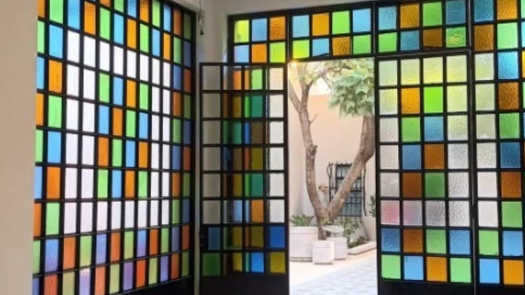 Tras la restauración, así quedó el acceso al patio del jacarandá en el Museo María Elena Walsh, en Villa Sarmiento, partido de Morón.
