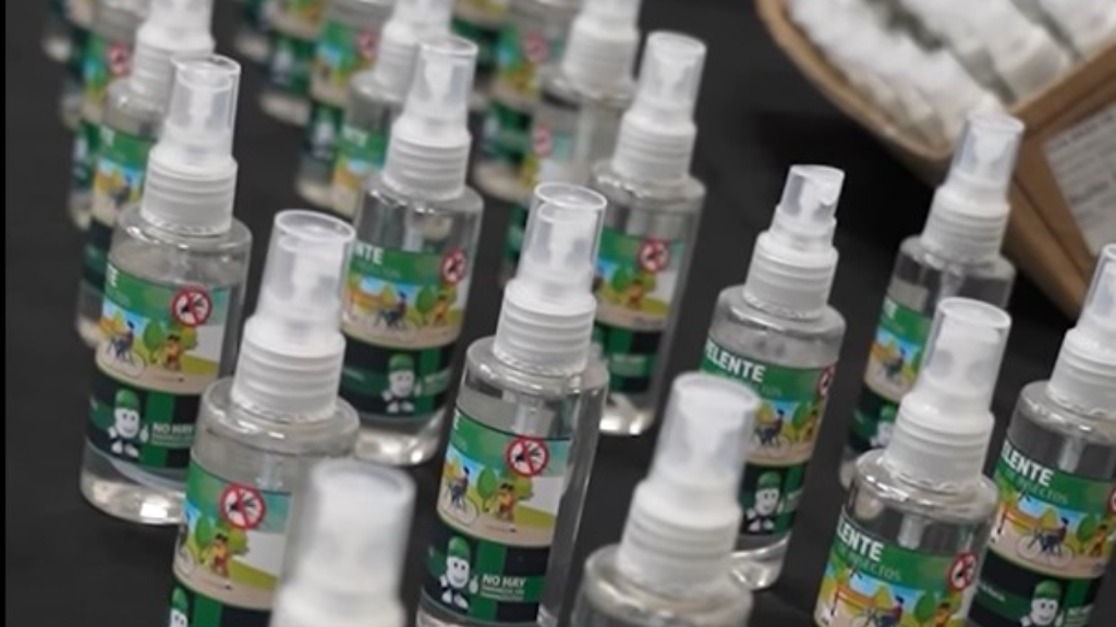 Los farmacéuticos ya hicieron entrega de un primer lote de 600 frascos de repelente a la Comuna lomense.