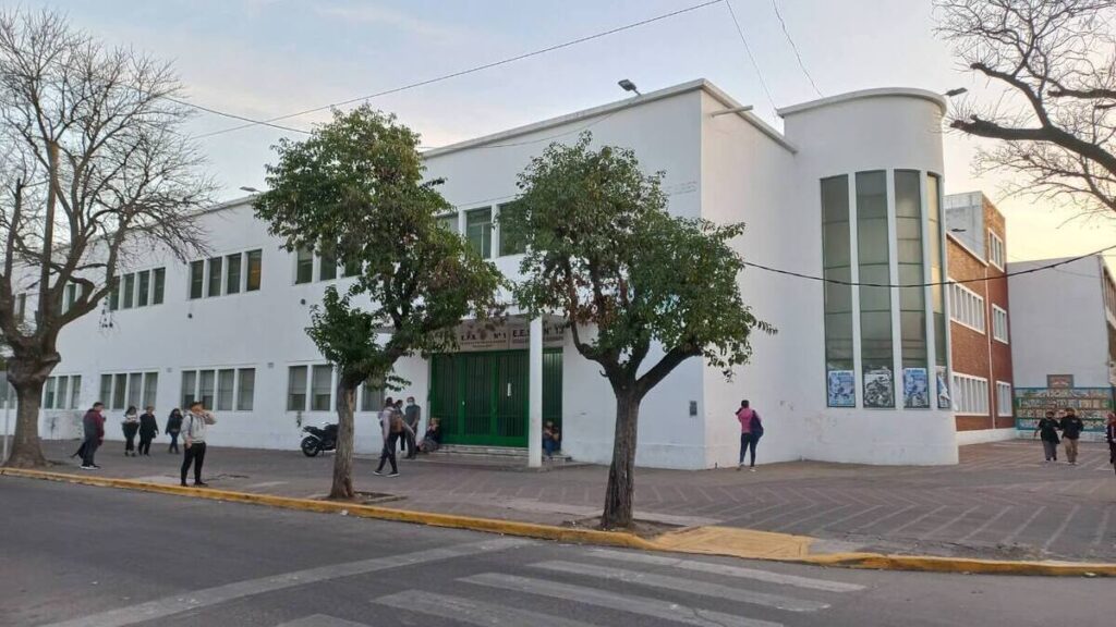 Ituzaingo, cursos