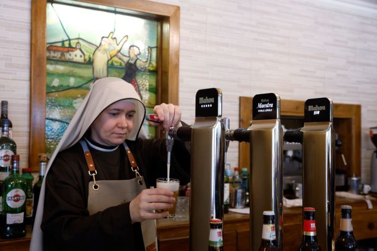 Monjas reabieron un bar en España: ofrecen cerveza a los huéspedes para difundir la palabra de Dios