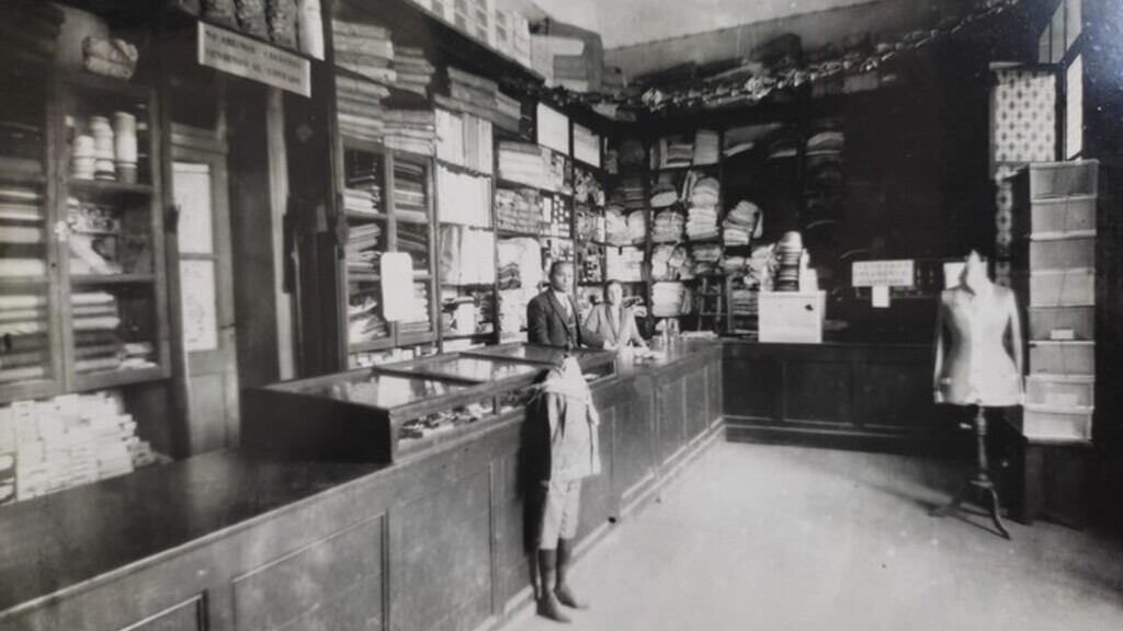 El "archivo" de La Reina. Los padres de Antoine Aon en el local, año 1940.