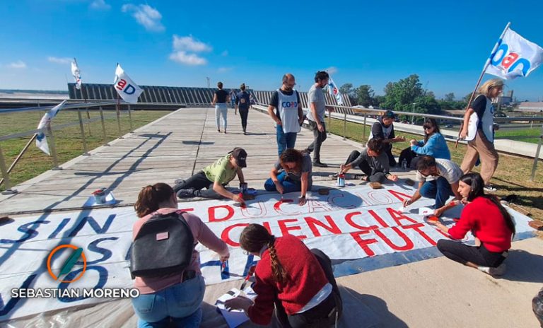 Docentes de la UNR se suman al paro de Ctera y realizan un banderazo por la «universidad pública»
