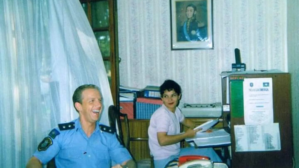 Fabián Schultz, Chica Latina, Policía Bonaerense, cantante, Lomas de Zamora