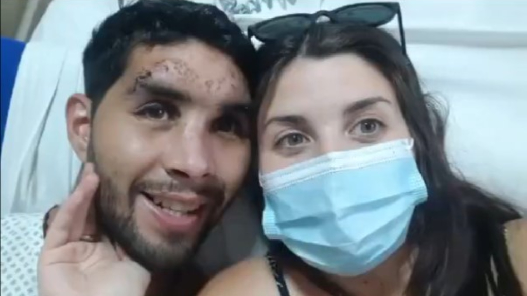 El Puchi Perdomo junto a su pareja, apenas despertó del coma inducido en el que estuvo una semana.
