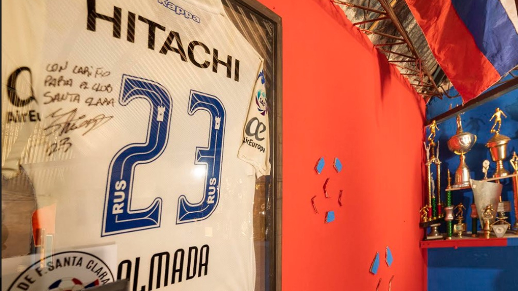 La camiseta de Velez de Thiago Almada -oriundo de Fuerte Apache, campeón del mundo, amigo de Tevez y habitué de las milanesas de Doña Blanca- adorna el local.