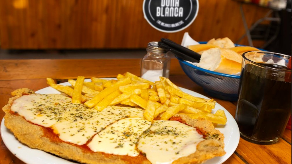 Las milanesas napolitanas con fritas, una de las grandes estrellas de Doña Blanca.