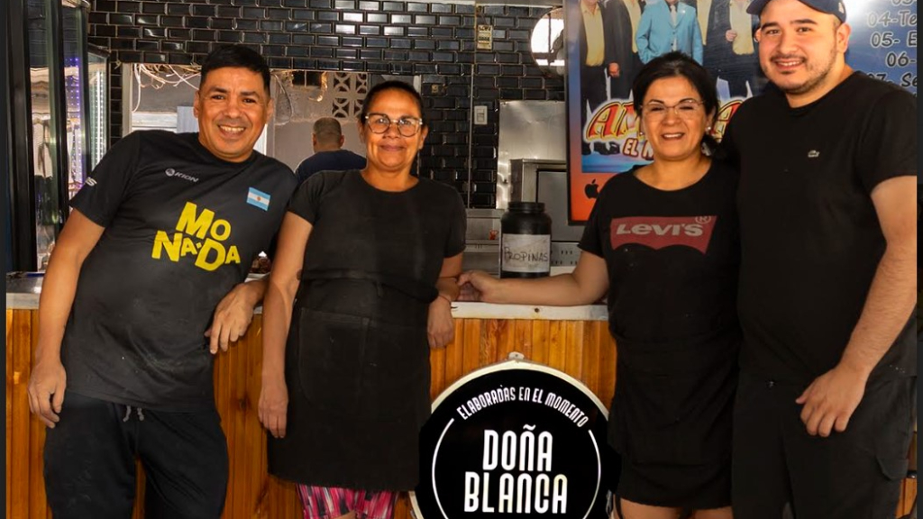 Doña Blanca y los suyos se definen como elaboradores de las 'mejores milanesas' de Fuerte Apache.