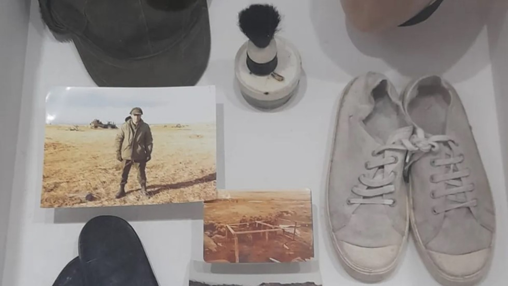 Algunos de los elementos exhibidos en el nuevo Museo Malvinas de Merlo.