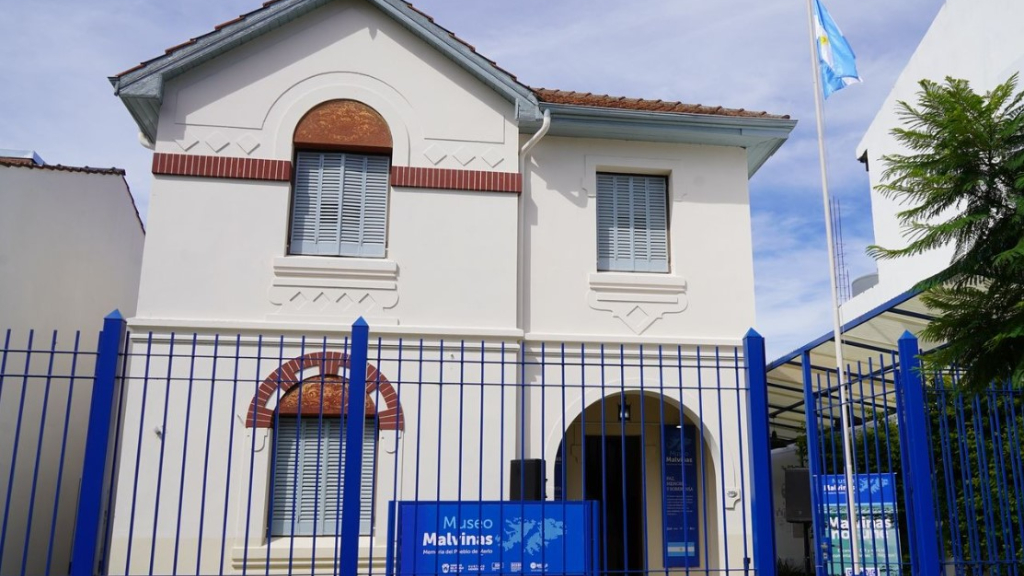 La fachada del nuevo Museo Malvinas, en pleno centro de Merlo.