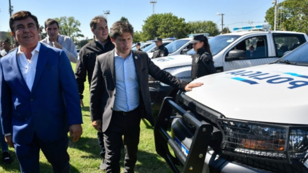El gobernador de Buenos Aires, Axel Kicillof, junto al intendente de La Matanza, Fernando Espinoza, durante la entrega de patrulleros.