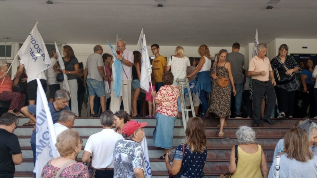El mes pasado hubo protestas en la sede central de IOMA, en la ciudad de La Plata.