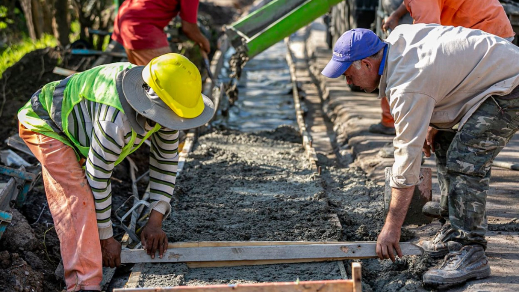 Cordones cuneta en Camino de Cintura, uno de los trabajos que están realizando la Provincia de Buenos Aires y la Comuna de Almirante Brown en Claypole.