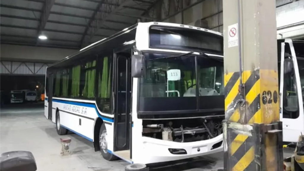 Los laterales de los nuevos colectivos de la línea 620 ya tienen el cartel de la firma Nuevo Ideal a los costados..