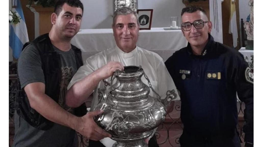 El párroco José Luis Quijano, del templo Parroquial de la Inmaculada Concepción de Tigre, con la lámpara votiva que logró recuperar la Policía.