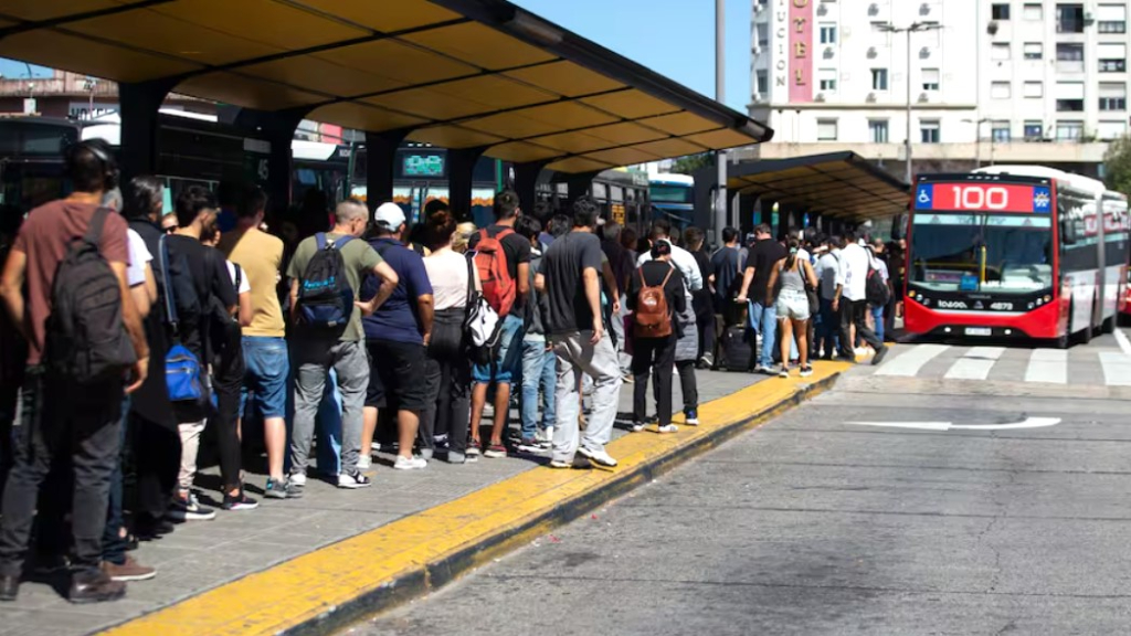 En Constitución las largas colas en las paradas son la postal obligada de este jueves 11 de abril por el paro de colectivos.