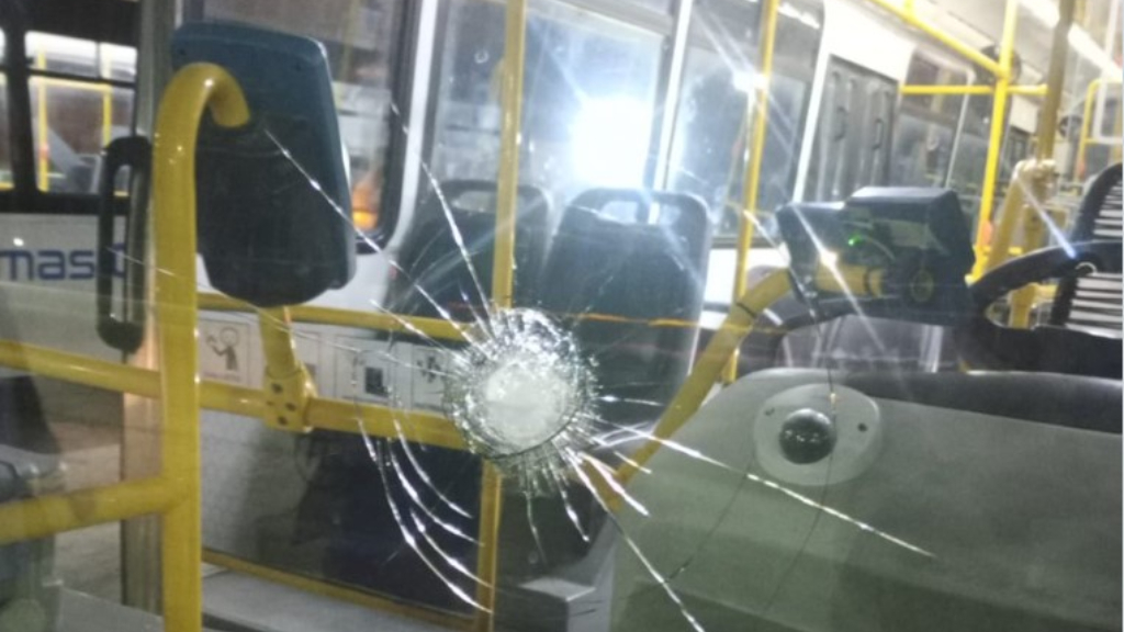 El Grupo DOTA informó que varias de sus unidades sufrieron agresiones y pedradas en las primeras horas de este jueves, luego de conocerse la decisión de la firma de no adherir al paro de colectivos de la UTA.