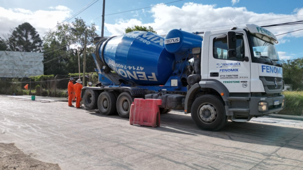 Los operarios trabajan en la colectora de la Panamericana, entre Belén de Escobar e Ingeniero Maschwitz.