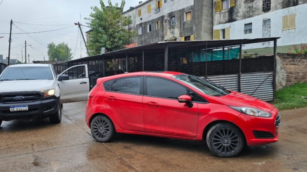 En ese Ford Fiesta rojo escapó Tambussi del boliche Teatro Woodstock tras el ataque a Gianfranco Di Luciano. El vehículo fue hallado en La Tablada.