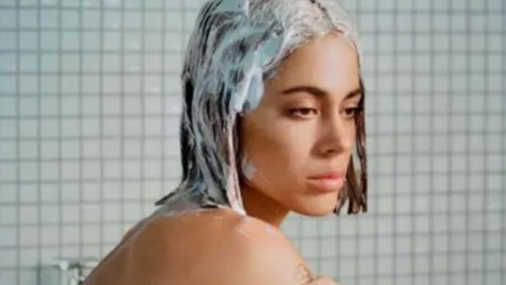 Tini lanzó 'Un mechón de pelo' su quinto álbum de estudio, y lo presentará en Hurlingham.
