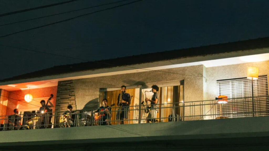 El balcón de la casa de Juncal y Lucio V. López, en Temperley, que está haciendo hablar a todo Lomas de Zamora por sus conciertos de jazz.