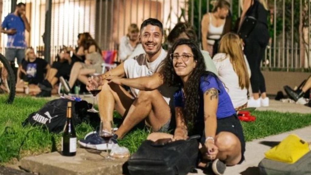 En la vereda sentados sobre una manta, con un vinito y ganas de disfrutar. Cada vez más gente va a los conciertos de 'Música en el balcón', en Temperley.