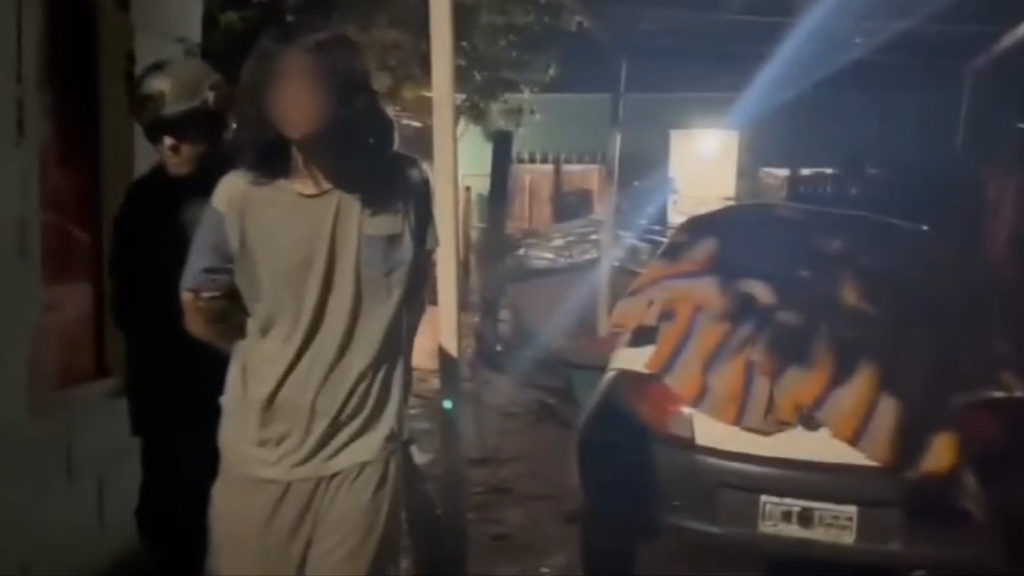 La Policía Federal se lleva detenido al menor de edad sospechado de fabricar explosivos en Malvinas Argentinas para una organización terrorista. Luego fue liberado.
