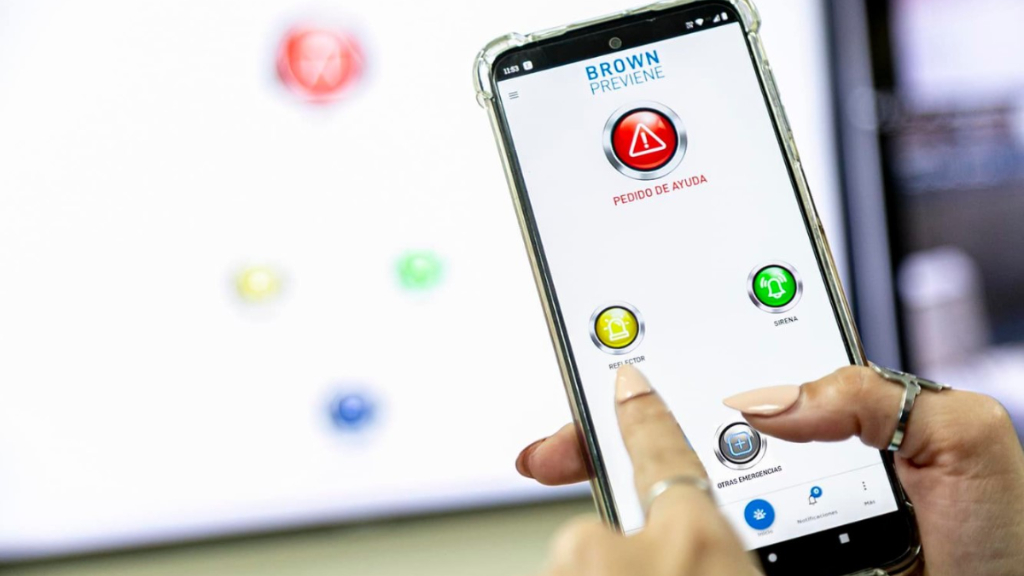 La app Brown Previene tiene activación directa para reflectores y sirenas de las calles, y cualquier otro tipo de emergencias.