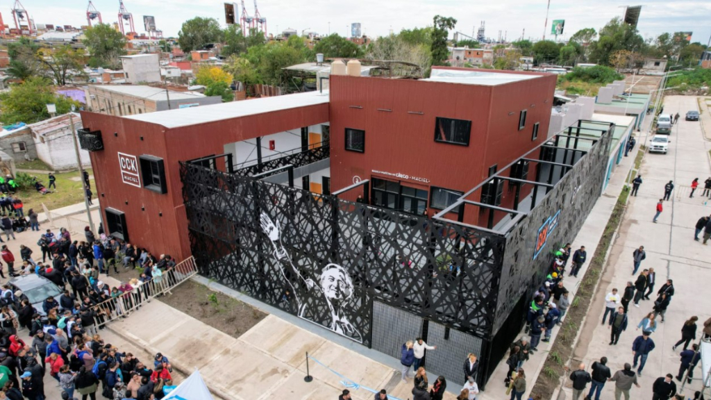 Eñl nuevo CCK de la Isla Maciel, en Avellaneda, es un homenaje al ex presidente argentino.